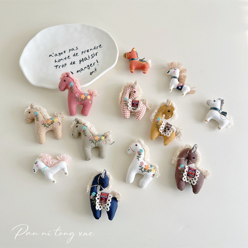 Adorable broche poney en tissu - Women Shoes Must Have avis et prix